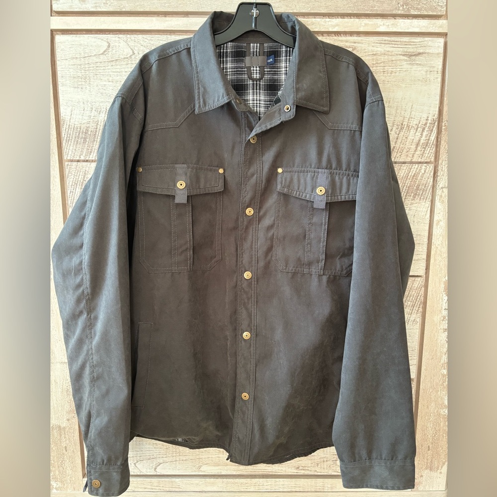 NWOT
Men’s light weight jacket with plaid lining